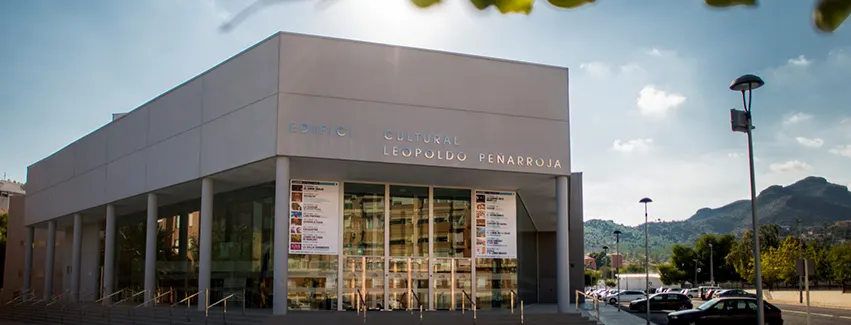 Acceso y entorno del Auditorio Leopoldo Pe&ntilde;arroja La Vall d'Uix&oacute;
