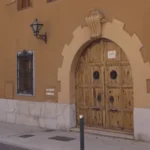 Fachada del Centre Cultural Palau de Vivel con puerta de madera y balcones de hierro forjado en Onda, Castellón.