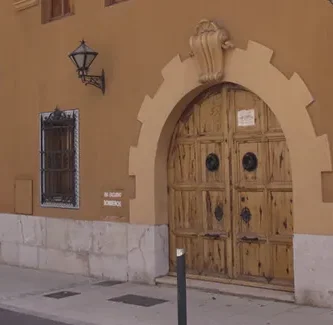 Fachada del Centre Cultural Palau de Vivel con puerta de madera y balcones de hierro forjado en Onda, Castellón.