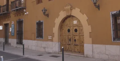 Fachada del Centre Cultural Palau de Vivel con puerta de madera y balcones de hierro forjado en Onda, Castell&oacute;n.