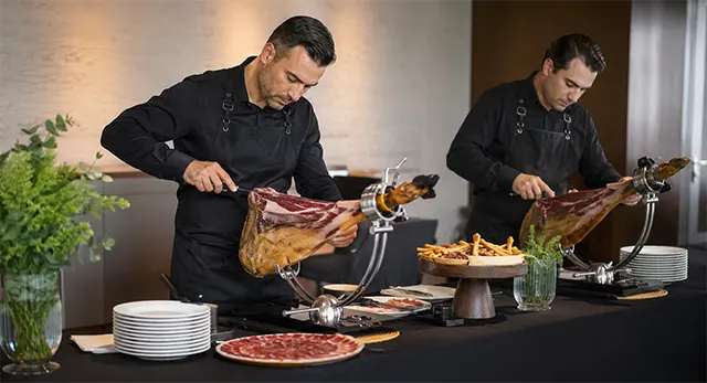 Cortadores de jam&oacute;n ib&eacute;rico en Ashofest La Vall d'Uix&oacute;