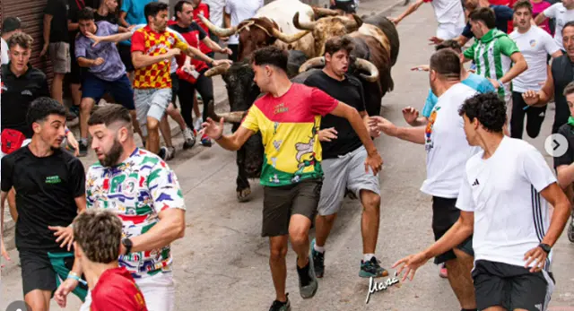 Corredores durante uno de los tancaments de Les Penyes en Festes